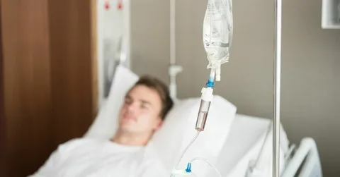 пациент в клинике под капельницей